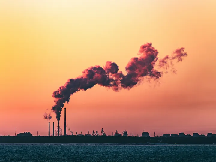 Chaminés industriais soltando fumaça