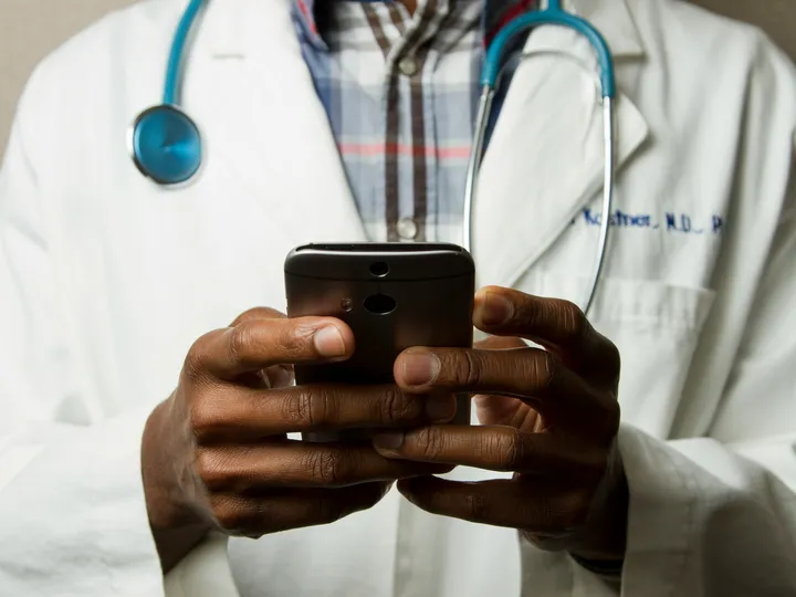 Médico no celular