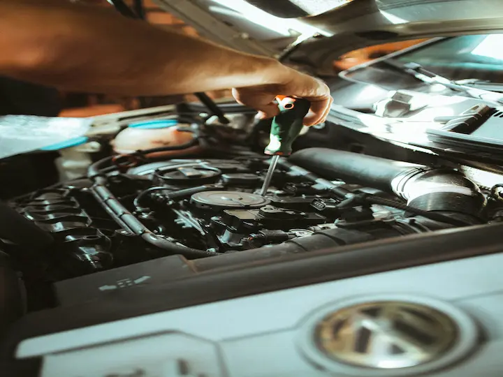 mão sobre motor de veículo