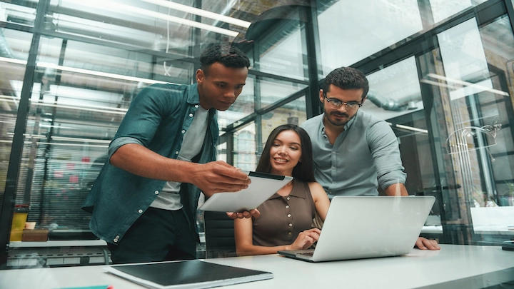 Jovens em ambiente empresarial